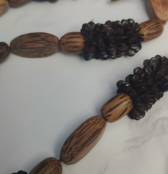 Hawaiian Wooden Lei - Picture 2 of 4